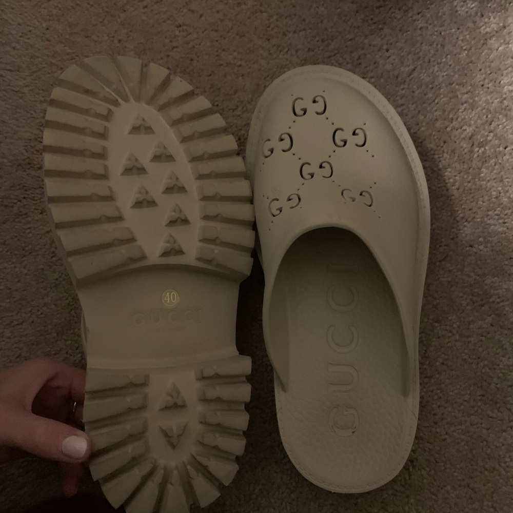 Gucci Cream Perforated Logo Slip-On Clogs - Picture 4 of 5